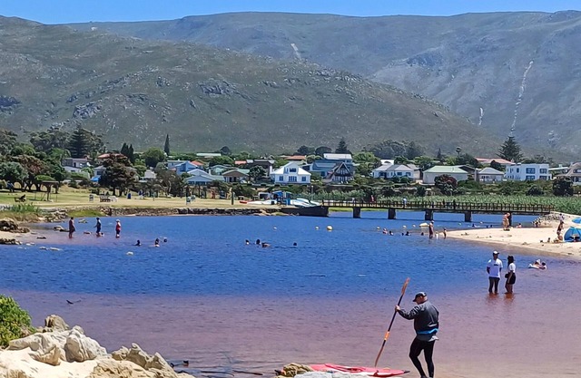 180° beach, lagoon and mountain view, 4min. walk to main beach and shop center.