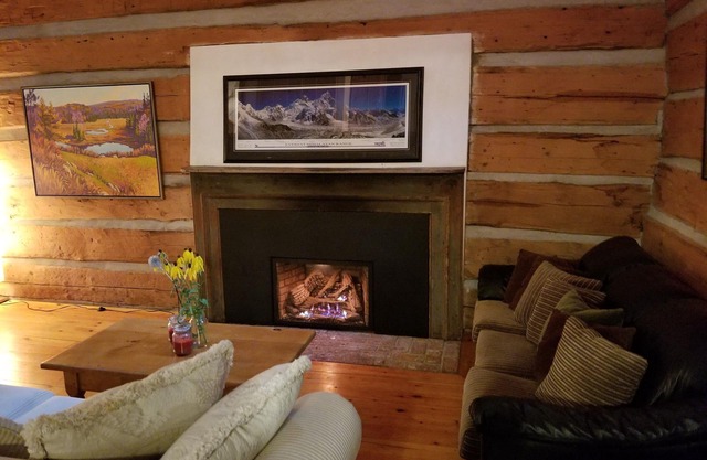 1820 Log Cabin on Private 300 acres. Mtn biking, Hiking, x-country Skiing