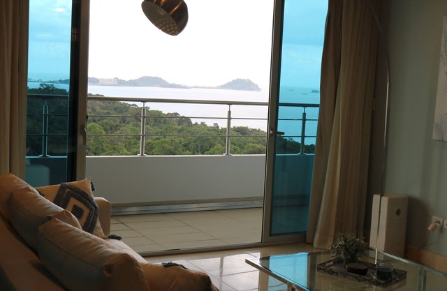 18G Oceanview Luxury Apt with Rooftop Pool