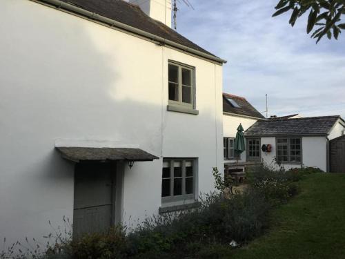 18th Century Primrose Cottage in Chillington nr sea