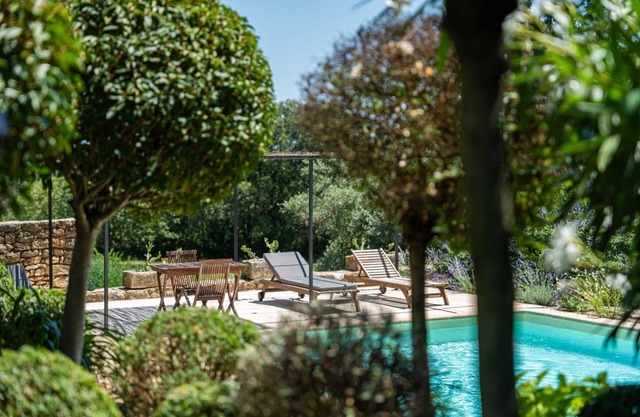 18th-century farmhouse with pool facing the Ventoux and shady garden 6 kms from Uzès
