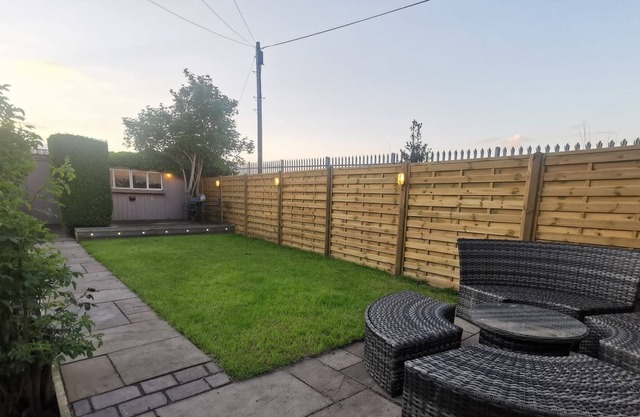 1900s 2 bedroom home with large outdoor space