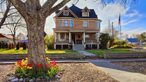 1908 Victorian Home in Eastern Oregon