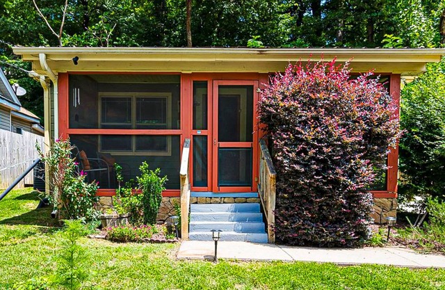 1920s artsy cottage with Chimney Rock views, yard, sauna, & firepit - dogs ok