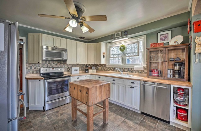 1940’s Farm Cottage w/Fire Pit, 4 Mi to Lake