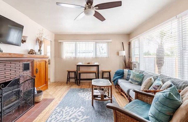 1960 Ocean Beach Bungalow w Parking-sleeps 4
