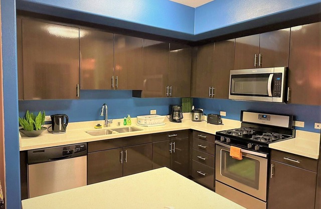 1B1B Luxury Apartment Center area POOL/GYM/MALLn