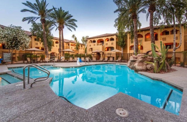 1BD condo with pools, activities center, etc. onsite in Scottsdale