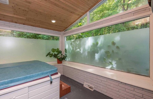 1BR, 1BA Luxury Hot tub Suite