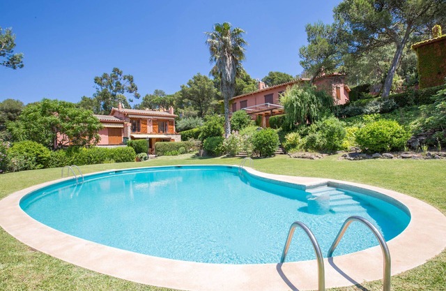 1CUBA 01 - Beautiful house located in a very quiet residential area close to Llafranc Lighthouse, group of 8 houses with communal swimming pools and garden