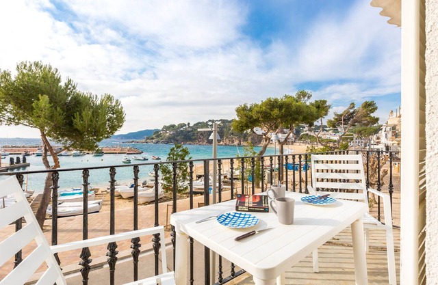 1PAQ01 - Beautiful apartment in an idyllic location on the sea front opposite Llafranc beach with stunning sea views! Near restaurants, supermarkets and pharmacies.
