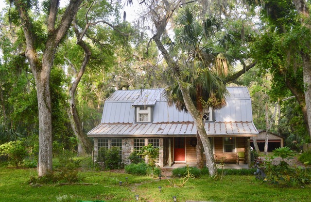 2 Acre Private Cottage near the Ocean