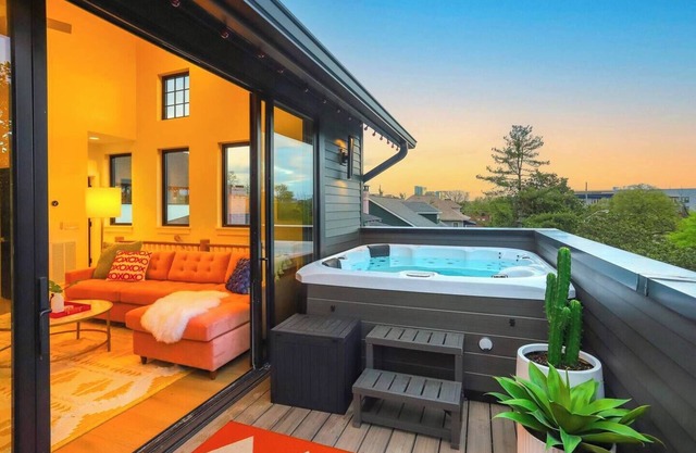 2 Adjacent Homes w/2 Hot Tubs - Spacious King Beds