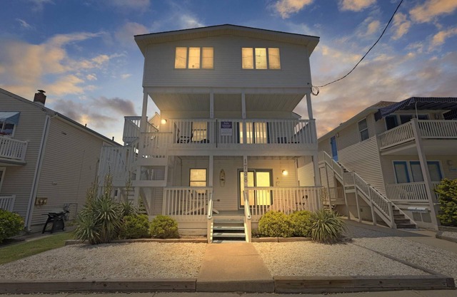 2 Bd Beach Condo only 2 min walk to OC's Goldcoast