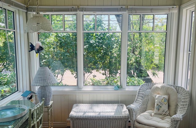2 bdm cottage in the BLUFF, ONLY 3 min walk to PARLEE. AC, WiFi and 2 sunrooms