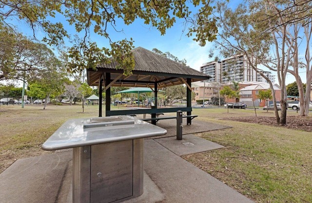 2 Bed/2 Bath Apt, Walk to Westfield, Hospitals