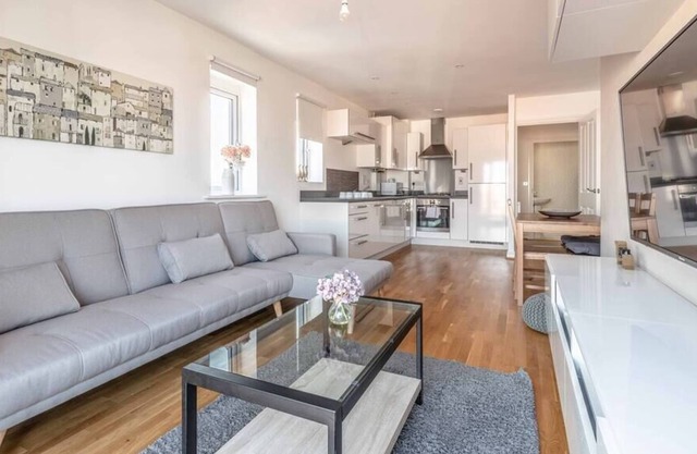 2 Bed, 2 Bath & Free Parking Near Heathrow
