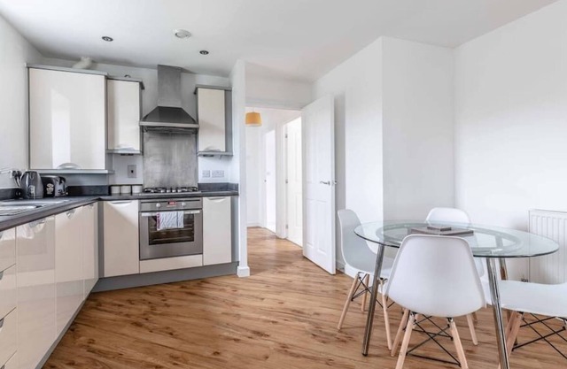 2 Bed/2 Bath, Parking-Heathrow