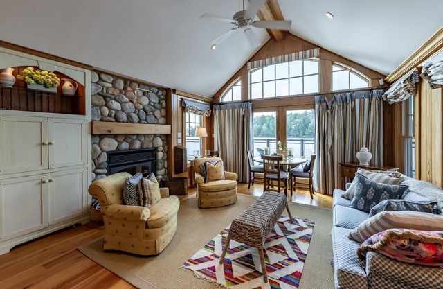 2 bed 3 bath boathouse plus bunkie on a beautiful Lake Rosseau frontage!
