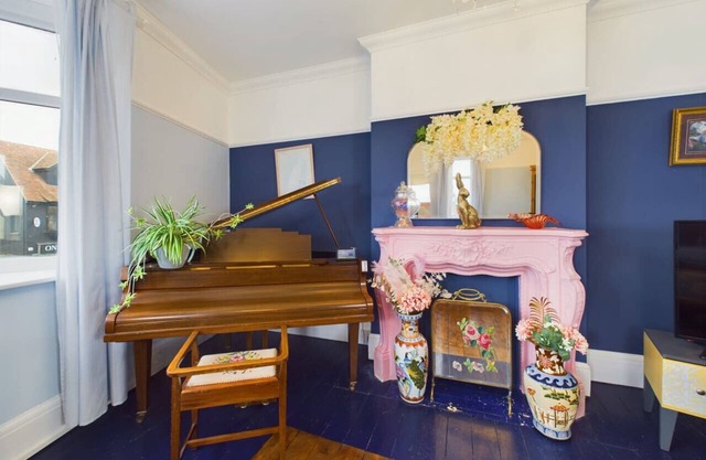 2 Bed Apartment- Leigh Broadway