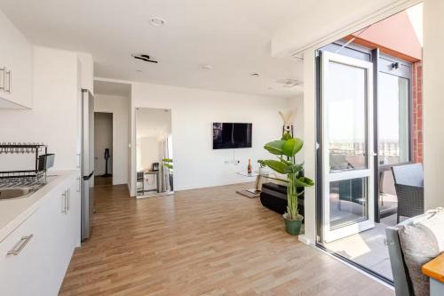 2 Bed Apartment Prime Location & Easy Transport Long Stay