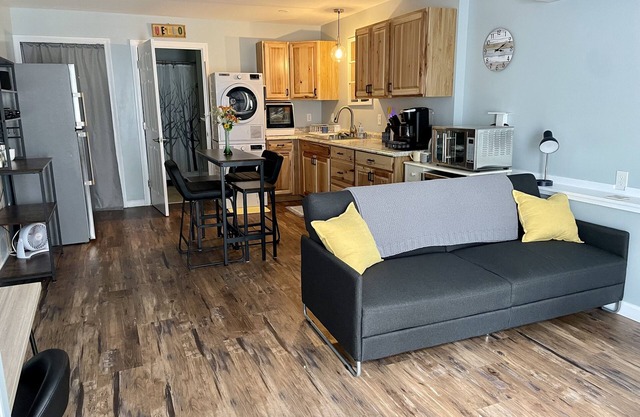 2 bed apartment with everything you should need! 5 min from I-95!