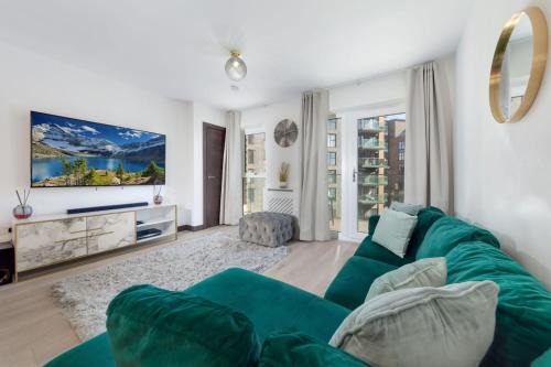 2 Bed Apt 2 bathroom 2 freeparking by station