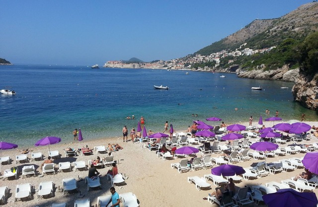 2-bed Apt, Sleeps 4 With Sea View, 10 min to Beach