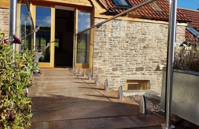 2 bed Barn, open living space , pet friendly, rural, with easy access from M4n