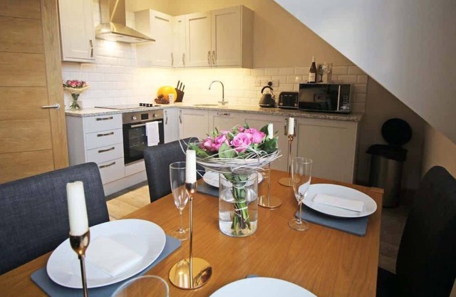 2 bed Central Chester Apartment - Free Parking