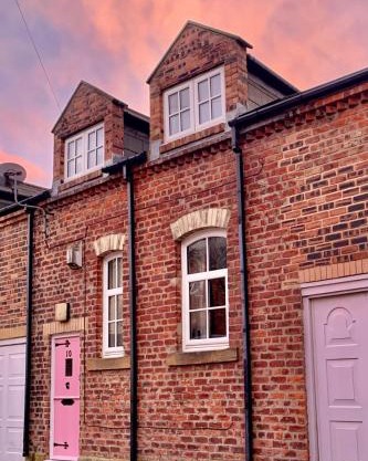 2 Bed Cottage - Sleeps 4 - Wifi - Parking
