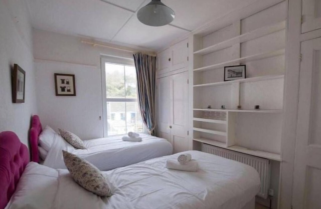2 bed cottage, sleeps 6, waterside location, log fire, dogs welcome