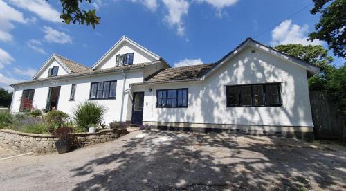2 Bed Cottage - Sleeps 4 - Garden Pets Wifi