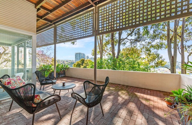 2-Bed Harbourside Home with Views in Fab Location