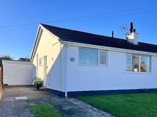 2 Bed House - Sleeps 4 - Pets - Garden - Parking