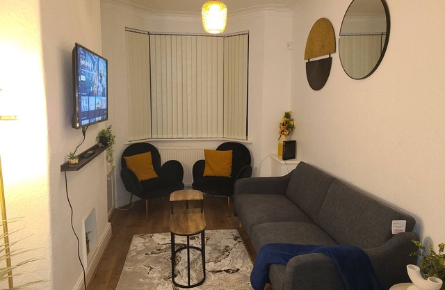 2 Bed House - Sleeps 5 - Pets - Parking - Wifi