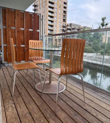 2 bed luxury apartment with balcony Canary Wharf London