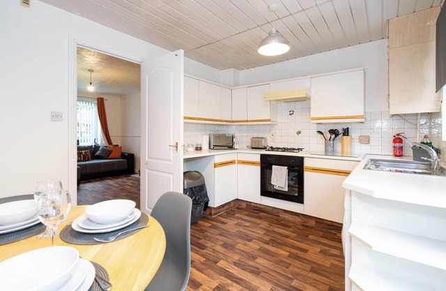2 Bed-sleeps 4-private Garden- Free Parking