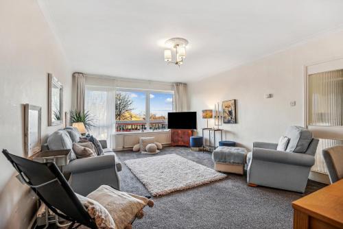 2-Bed spacious Flat-2-minute walk to tube station
