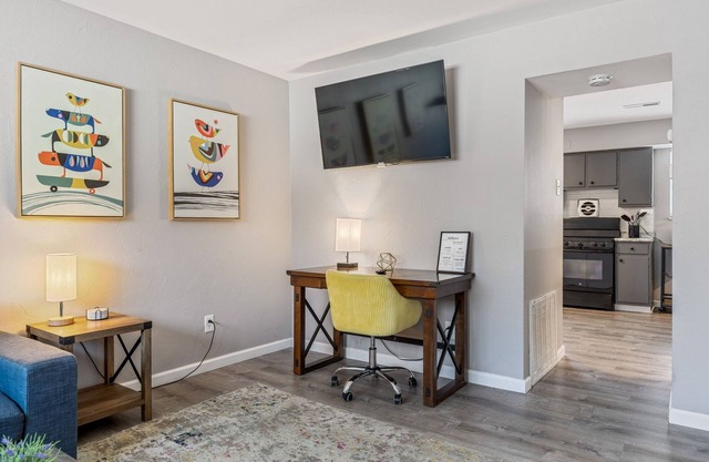 2 Bed Townhome w/Backyard and Laundry by StayLage