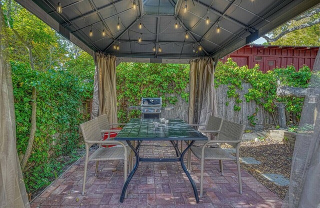 2 bedroom ,1.5 bath Beach Cottage Close to Downtown Carmel