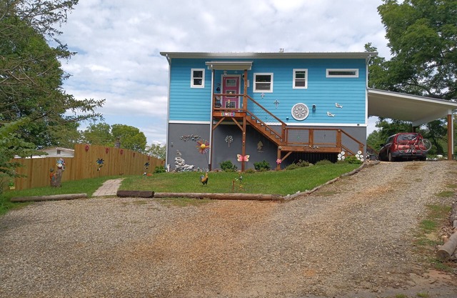 2 Bedroom 2 Bath Apt w Mountain Views - Water, Electric & Internet ON