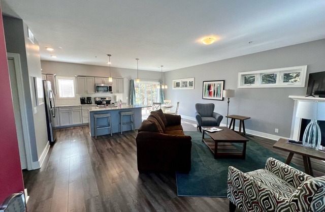 2 bedroom/2 bathroom condo with pool access
