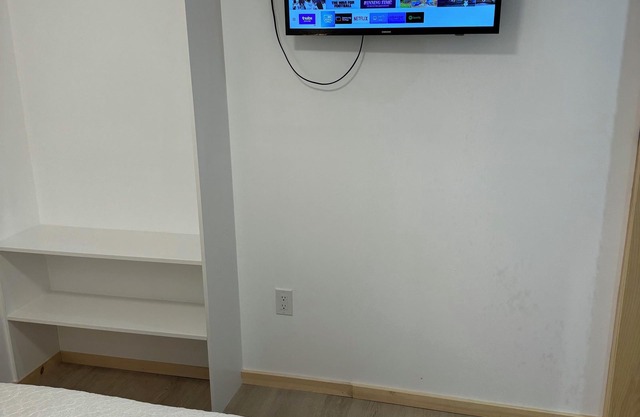 2-bedroom & 2-bathroom & living room apartment in enjoyable Ottawa with WiFi, AC