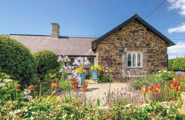 2 bedroom accommodation in Llandwrog