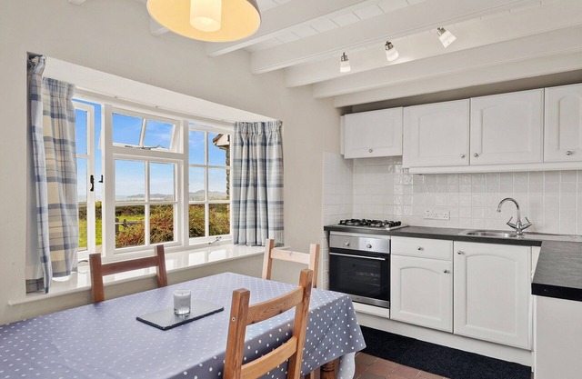 2 bedroom accommodation in Nr. Trefin