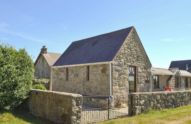 2 bedroom accommodation in Llanystumdwy, near Criccieth