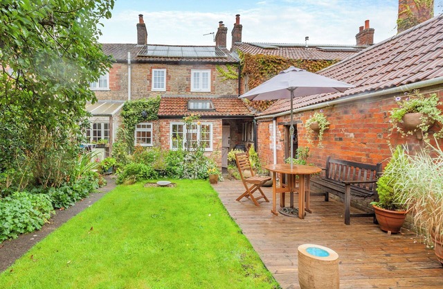 2 bedroom accommodation in Dilton Marsh, near Westbury