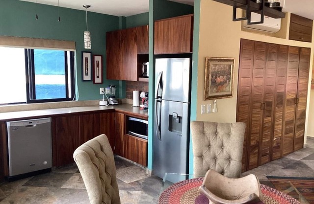 2-bedroom apartment in welcoming Manzanillo with WiFi, AC