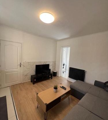 2 bedroom Apartment very close to Paris